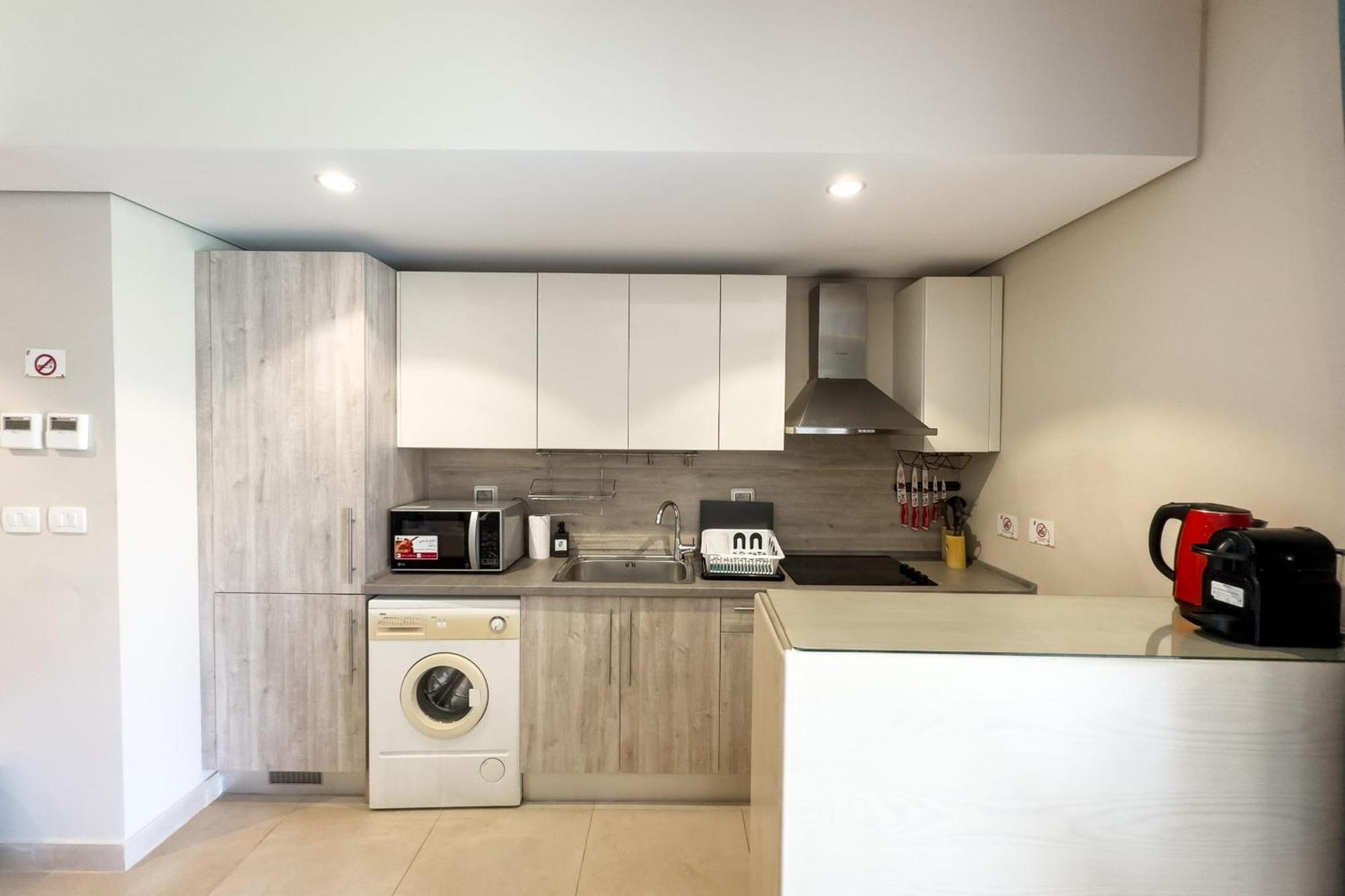 Staggering & Soothing 2 Bdr W Pool View Free Pool & Access Apartament